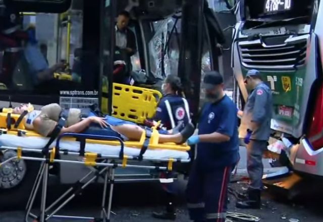SP: colisão entre 2 ônibus deixa 7 feridos na Avenida Paulista 