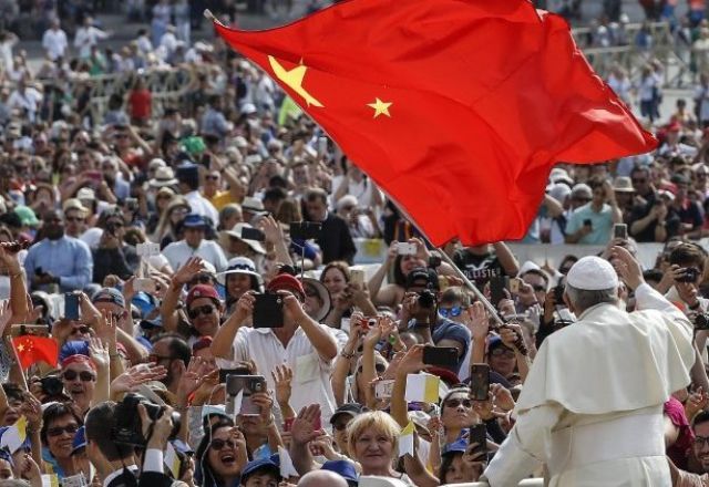 Multidão aplaudindo o Papa Francisco | Reprodução/Vatican News