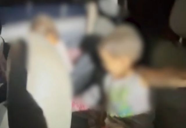 Pai deixa filhos de 1 e 3 anos dentro de carro para ir a bar no DF Pai deixa filhos de 1 e 3 anos dentro de carro para ir a bar no DF