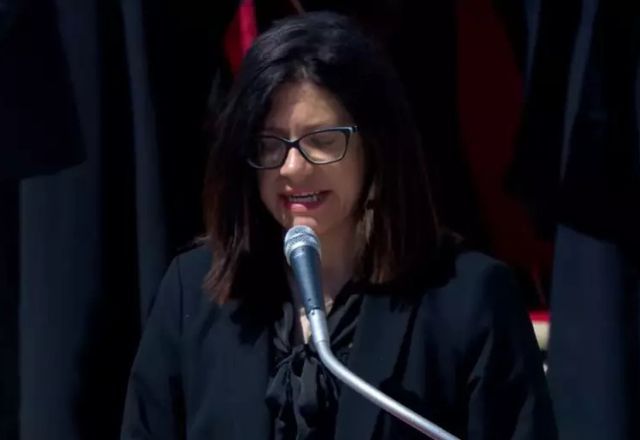 Brasileira Bianca Fraccalvieri leu, em português, a Oração Universal durante a missa de funeral do papa Francisco | Reprodução