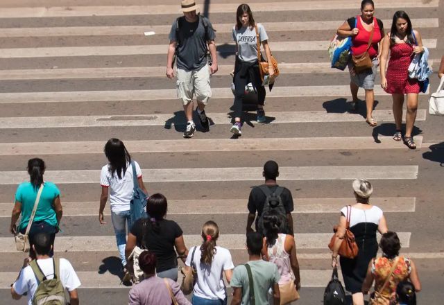 Pessoas atravessando a rua na faixa de pedestre | Agência Brasil