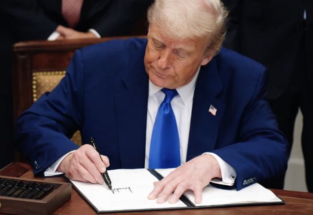 Presidente dos Estados Unidos, Donald Trump, assinando decreto | White House