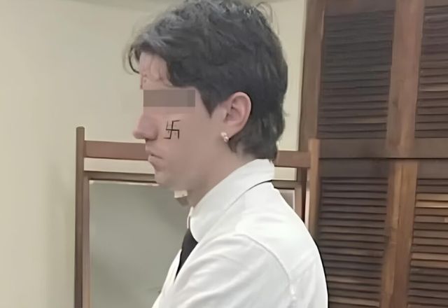 Estudante tentou se formar com uma suástica pintada no rosto | Reprodução
