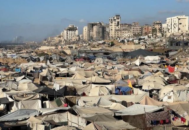 Tendas se aglomeram ao longo da faixa costeira da Cidade de Gaza, na parte norte da Faixa | ONU