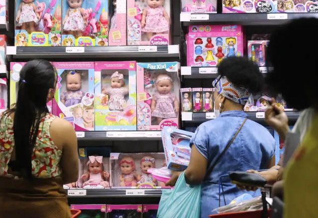 Mulheres escolhendo brinquedos em loja | Agência Brasil
