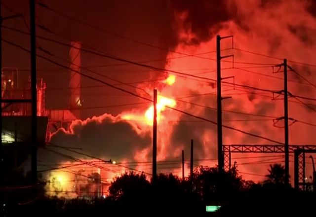 Incêndio atingiu a refinaria El Segundo da Chevron, próxima de Los Angeles | Reuters