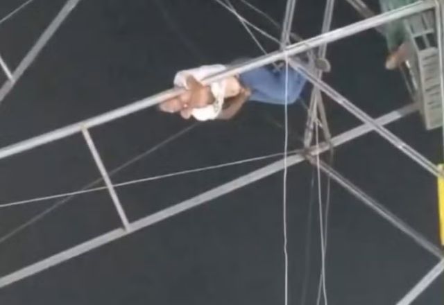 VÍDEO: Jovem cai de roda-gigante e fica pendurando em estrutura