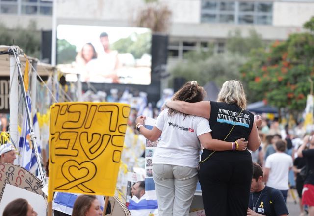 Reféns foram recebidos na chamada "Praça dos Reféns", em Tel Aviv | Divulgação/Bring Them Home Now