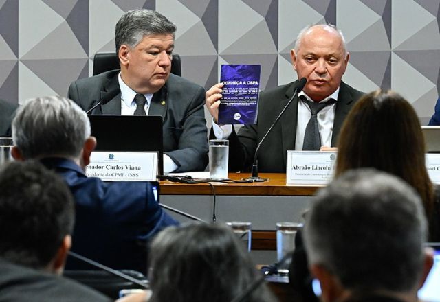 O presidente da CPMI do INSS, senador Carlos Viana, e o depoente, Abraão Lincoln | Agência Senado