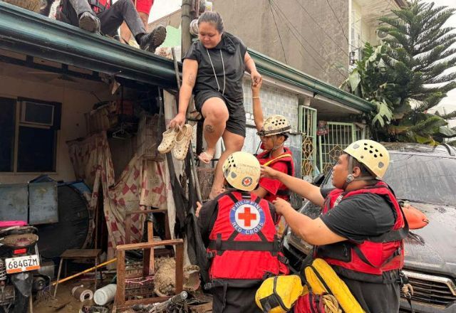 Moradores ficaram ilhadas e algumas tiveram que subir no telhado das casas para fugir das enchentes | Divulgação/Cruz Vermelha