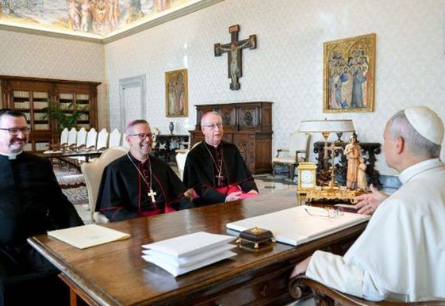 Entrega ocorreu durante audiência do pontífice com bispos canadenses, no Vaticano | Divulgação/Vaticano