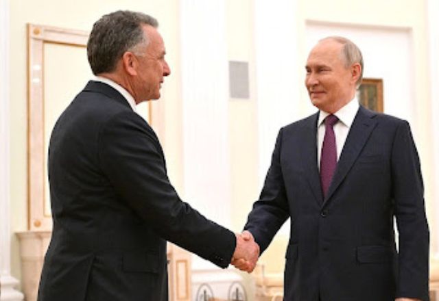 Steve Witkoff e Vladimir Putin em abril de 2025 | Divulgação/Kremlin