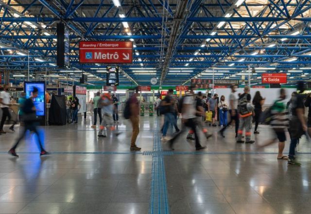 Metrô de São Paulo começa a funcionar 24h neste sábado (6)