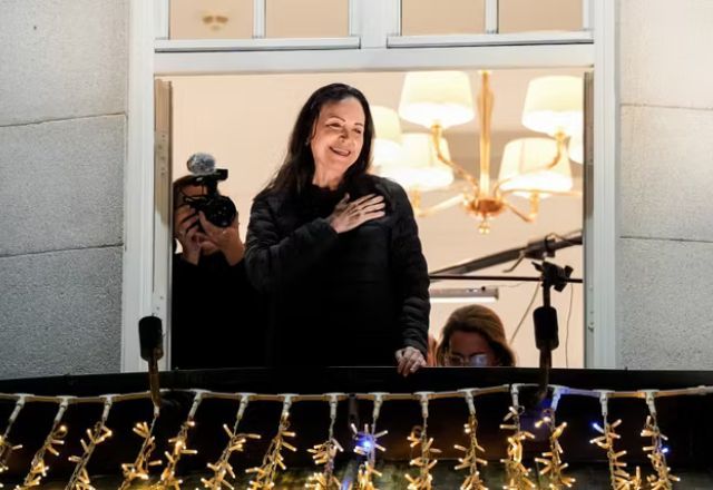 Líder da oposição venezuelana Maria Corina Machado, vencedora do Prêmio Nobel da Paz de 2025, na varanda do Grand Hotel em Oslo | Reuters