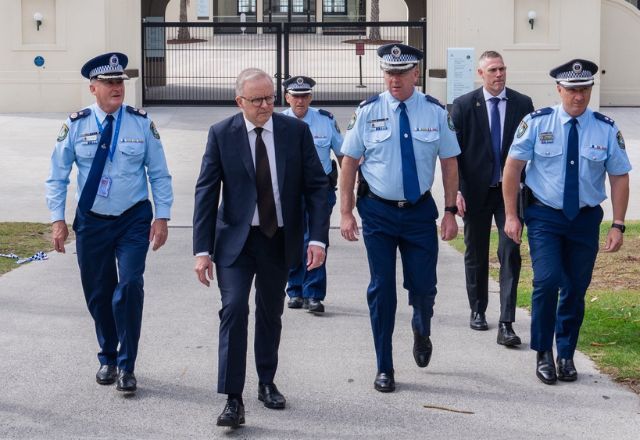 Primeiro-ministro australiano, Anthony Albanese, ao lado de policiais | Divulgação
