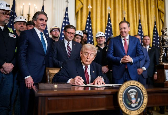 Trump derruba regra que permitia limitar emissões de gases do efeito estufa nos EUA Trump derruba regra que permitia limitar emissões de gases do efeito estufa nos EUA