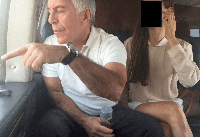 Criminoso sexual condenado Jeffrey Epstein ao lado de mulher cuja identidade foi ocultada em avião | Foto: House Oversight Committee Democrats/Handout via Reuters - 18.12.2025