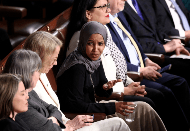 Deputada Ilhan Omar ouve o discurso de Trump sobre o Estado da União, no plenário da Câmara dos Deputados | Foto: Kevin Lamarque/Reuters - 24.02.2026