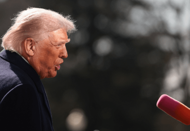Presidente dos EUA, Donald Trump, fala a jornalistas ao deixar a Casa Branca | Foto: Evelyn Hockstein/Reuters - 27.02.2026