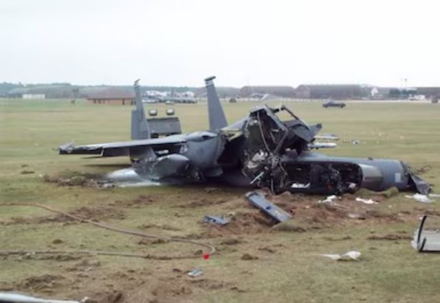 Embaixada dos EUA no Kuwait relata ameaça de mísseis; caça cai perto de base aérea
