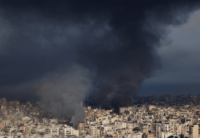 Fumaça é vista após ataque israelense nos subúrbios do sul de Beirute | Foto: Khalil Ashawi/Reuters - 03.03.2026
