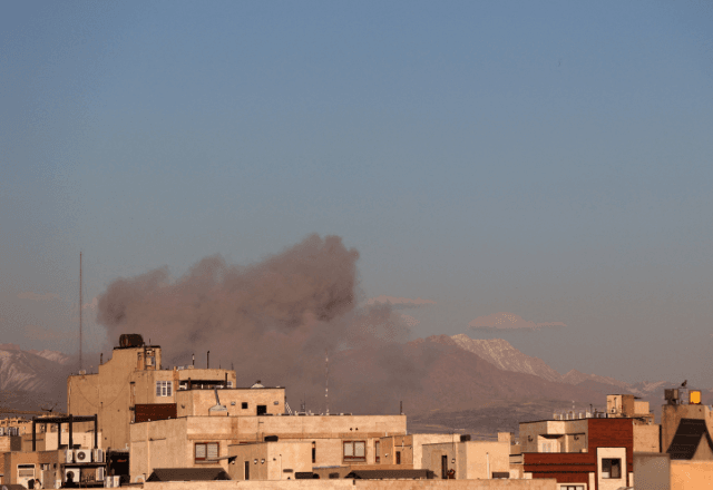 Fumaça é vista após uma explosão em Teerã, no Irã | Foto: Majid Asgaripour/West Asia News Agency via Reuters - 03.03.2026 