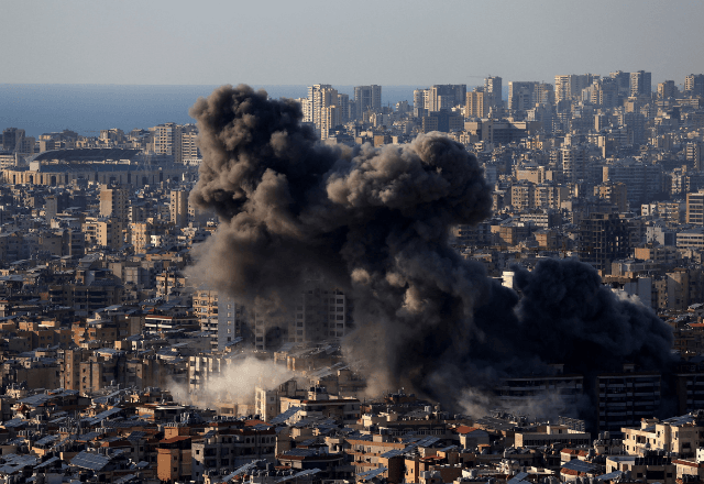 Nuvem de fumaça emerge de Beirute, no Líbano, após ataque israelense no sul da cidade | Foto: Mohamed Azakir/Reuters - 10.03.2026