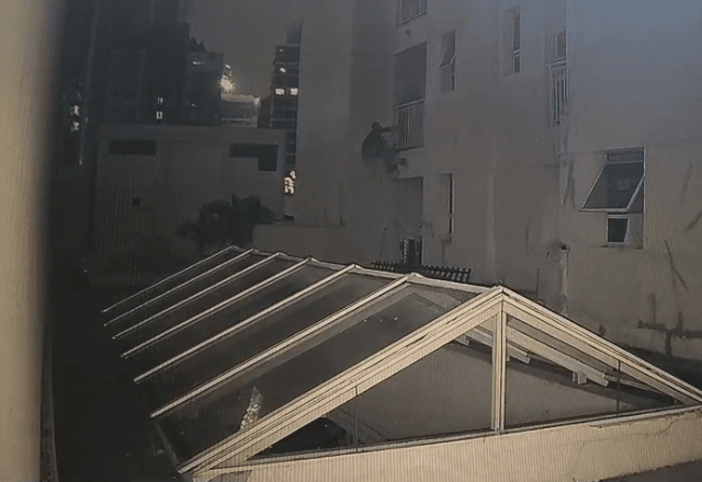 Câmeras de seguraça registram 'Homem-Aranha' escalando um edifício para furtar apartamentos em São Paulo | Foto: Cedida ao SBT - 11.03.2026