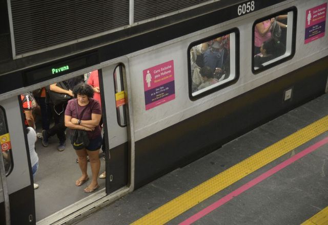 Mulher em vagão feminino na estação de Metrô Pavuna, no Rio de Janeiro | Agência Brasil