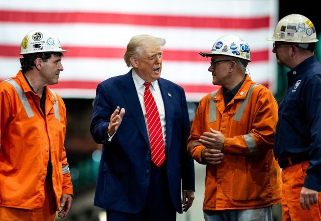 Presidente dos Estados Unidos, Donald Trump, ao lado de trabalhadores | Divulgação/White House