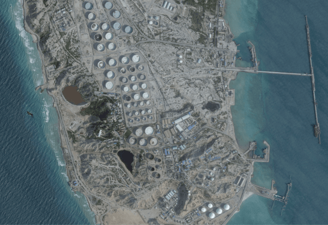 Imagem de satélite mostra um terminal petrolífero na Ilha Kharg | Foto: Planet Labs PBC/Divulgação via Reuters - 25.02.2026