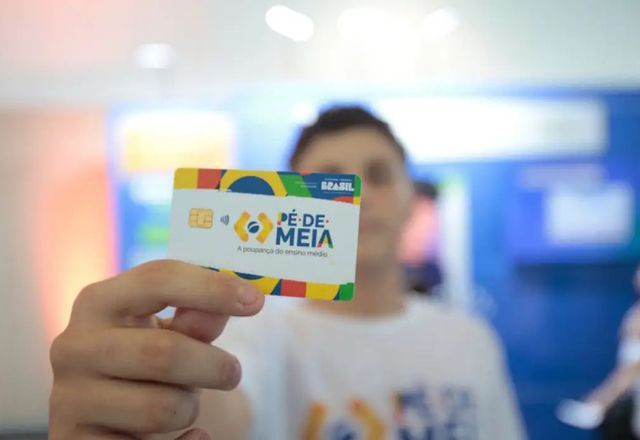 Benefício incentiva a permanência de estudantes do ensino médio público e prevê depósitos ao longo do ano | Agência Brasil