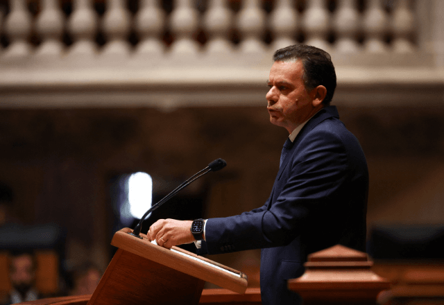 Primeiro-ministro de Portugal, Luís Montenegro, discursa no Parlamento, em Lisboa | Foto: Pedro Nunes/Reuters - 19.02.2026