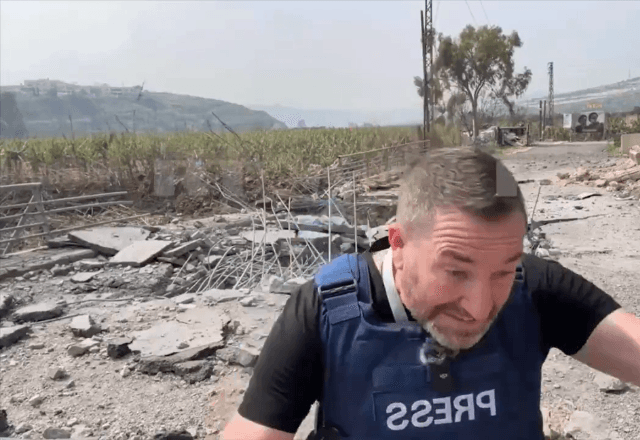 Jornalista Steve Sweeney desvia de míssil em meio à gravação de uma reportagem no sul do Líbano | Foto: Reprodução/X/@AlertaNewsPlus - 19.03.2026