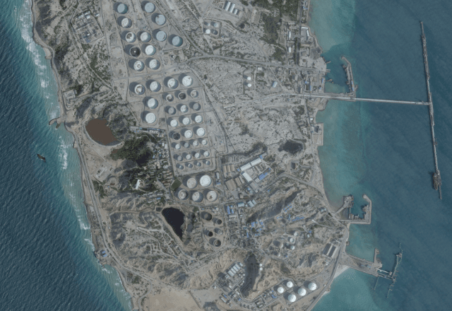 Imagem de satélite mostra um terminal petrolífero na Ilha de Kharg | Foto: Planet Labs PBC/Divulgação via Reuters - 25.02.2026