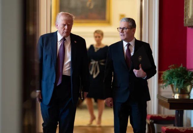 Trump conversa com premiê do Reino Unido sobre reabertura do Estreito de Ormuz: "Essencial" Trump conversa com premiê do Reino Unido sobre reabertura do Estreito de Ormuz: "Essencial"