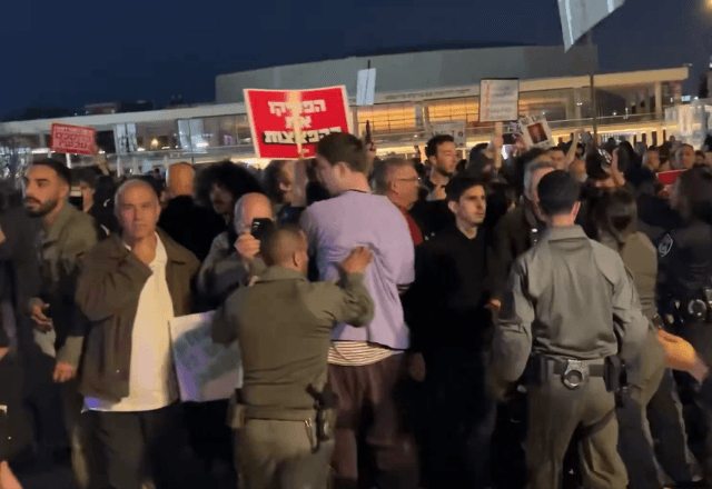 Pessoas protestam na praça Habima, em Tel Aviv, Israel | Foto: Reprodução/@bar_peleg - 28.03.2026