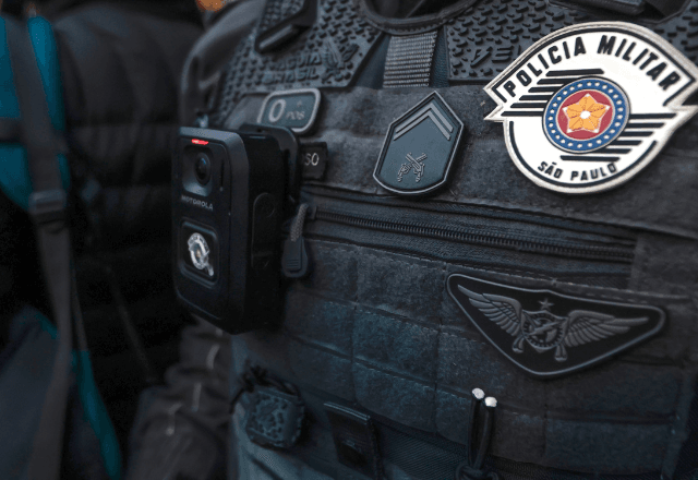 Câmera de segurança em uniforme de agente da Polícia Militar de São Paulo (PMSP) | Foto: Paulo Pinto/Agência Brasil - 22.12.2025