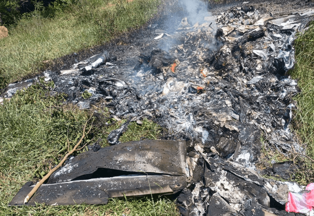 Destroços de avião de pequeno porte que caiu em Rio Claro (RJ) | Foto: Divulgação/PMERJ - 29.03.2026