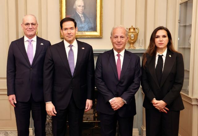 O embaixador de Israel nos EUA, Yechiel Leiter, o secretário de Estado americano, Marco Rubio, o embaixador dos EUA no Líbano, Michel Issa, e a embaixadora do Líbano nos EUA, Nada Hamadeh Moawad, que participaram do primeiro encontro | Divulgação