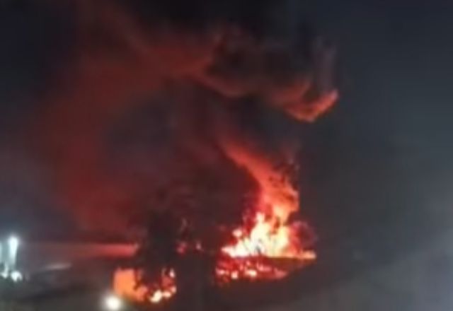 Incêndio de grandes proporções atinge fábrica de velas em Mauá | Reprodução/Viva ABC