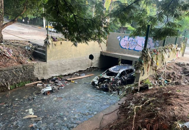 Veículo caiu em um córrego e só parou ao ficar preso na estrutura de uma ponte | Abraão Ramos/SBT