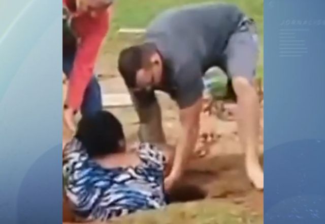 Mulher cai em cova após parte do solo ceder em cemitério de Brasília