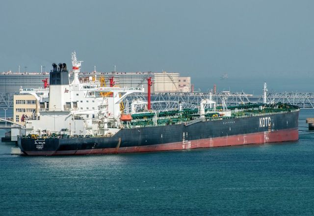 Petroleiro do Kuwait é atingido por ataque iraniano no porto do Dubai | Reprodução