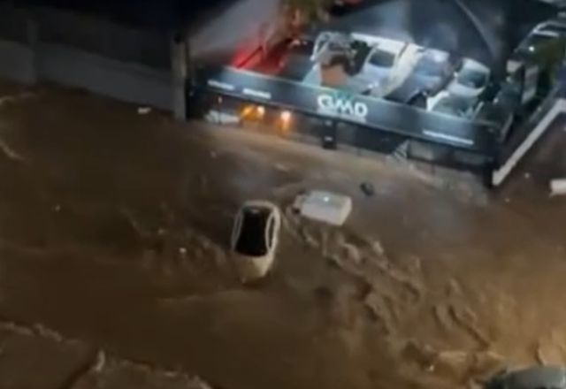 Mulher morre após ficar presa em carro durante enchente na zona norte de SP