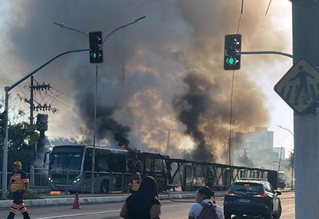 Aeronave atingiu um ônibus que passava pela Avenida Marquês de São Vicente | Reprodução