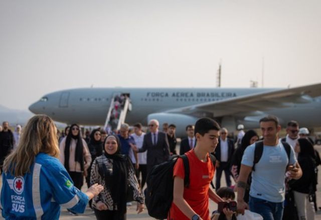Novo voo da FAB com repatriados vindos do Líbano chega ao Brasil Novo voo da FAB com repatriados vindos do Líbano chega ao Brasil