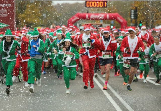 Corrida beneficente reúne milhares de pessoas fantasiadas de Papai Noel na Espanha