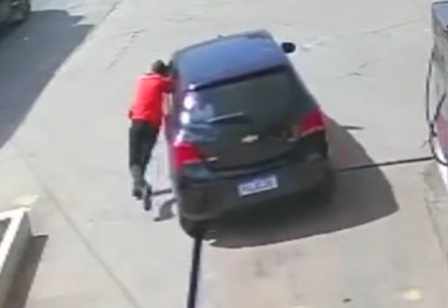 Frentista se pendura em carro após motorista tentar fugir sem pagar; veja vídeo