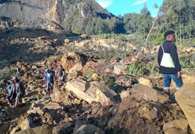 Deslizamento de terra ocorreu na última sexta-feira (24), na aldeia de Yambali | Reprodução